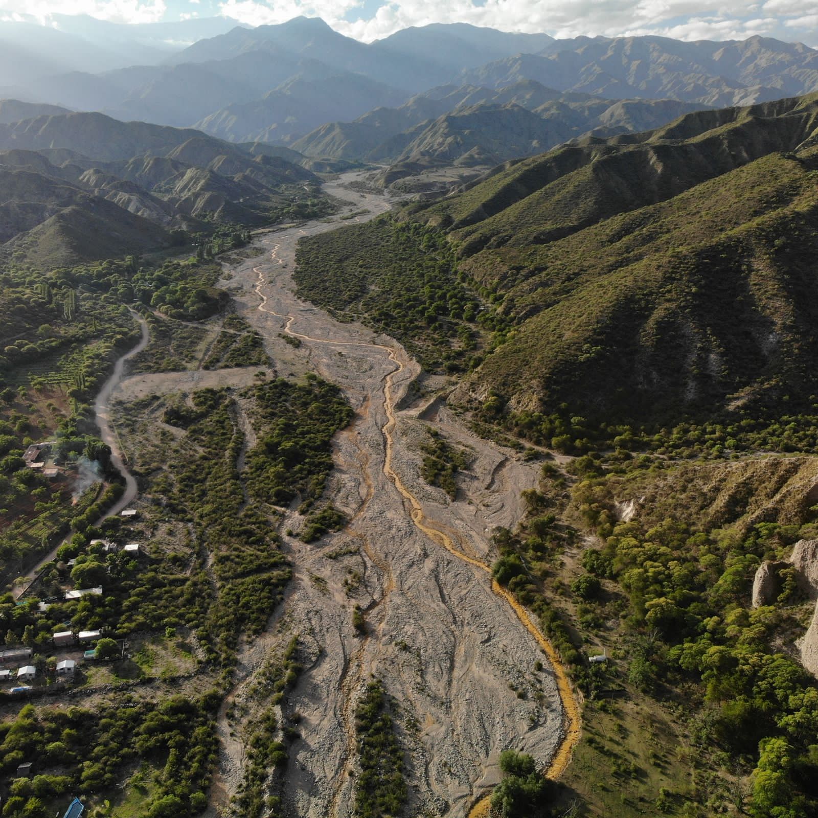 Río Amarillo con montañas de fondo